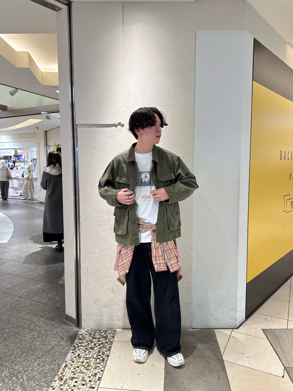 ホワイト系のTシャツ/カットソー、グリーン系のブルゾン、ピンク系のシャツ/ブラウスを着用したメンズの春コーディネートの1枚目の写真