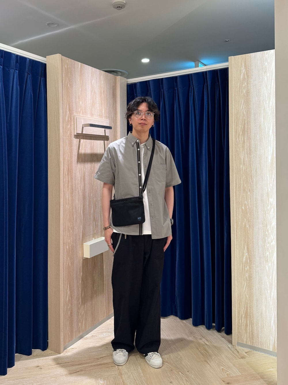 グリーン系のシャツ/ブラウス、ホワイト系のTシャツ/カットソー、ブラック系のその他パンツを着用したメンズの夏コーディネートの1枚目の写真