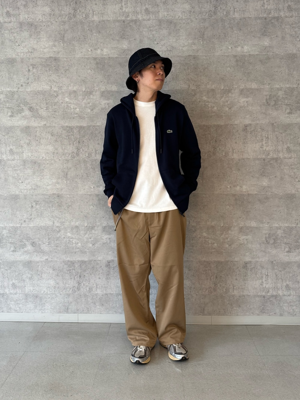 ブルー系のパーカー、ホワイト系のTシャツ/カットソー、ベージュ系のその他パンツを着用したメンズの秋コーディネートの1枚目の写真