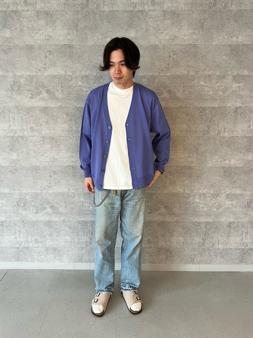 「FREDY&GLOSTER、smith's、orslow、シンプルコーデ、カジュアルコーデ、カーディガン、サマーカーディガン、デニムパンツ、サンダル、サンダルコーデ、天王寺、天王寺ミオ」｜「GLOSTERの【GLOSTER/グロスター】リネンライクカーディガン（カーディガン/ボレロ、パープル系）」を使った、ふなさん（メンズ・178cm）の春コーディネートの1枚目の写真