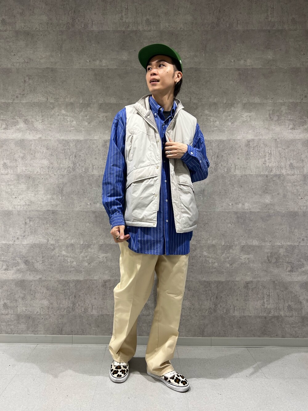 「FREDY&GLOSTER、GEVACO、Dickies、モンスターベスト、ベストコーデ、シャツスタイル、チノパン、カジュアルコーデ、天王寺、天王寺ミオ」｜「GEVACOの【GEVACO/ゲバコ】タイプライター ストライプシャツ 長袖 ボタンダウン ダディシャツ（シャツ/ブラウス、ブルー系）」を使った、ふなさん（メンズ・178cm）の春コーディネートの1枚目の写真