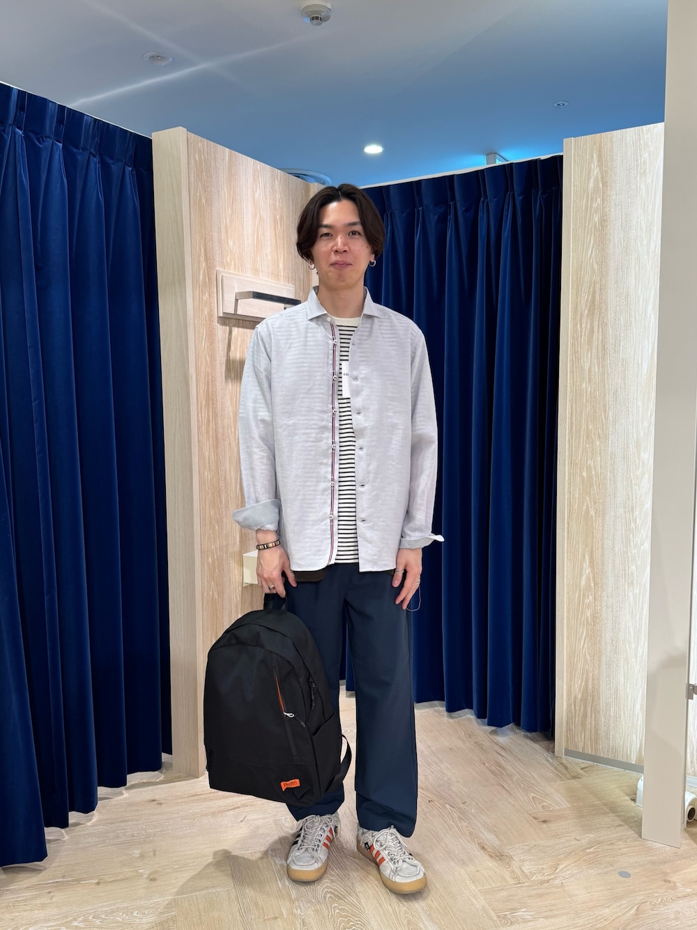 「FREDY&GLOSTER、GEVACO、universaloverall、adidas、song for the mute、シャツスタイル、シンプルコーデ、きれいめカジュアル、休日スタイル、スニーカー、お出かけコーデ、初夏コーデ、リネンシャツ、ボーダーTシャツ、メンズファッション」｜「GLOSTERの【GLOSTER/グロスター】リネン100％ パラシュートカッタウェイ 長袖シャツ（シャツ/ブラウス、ホワイト系）」を使った、ふなさん（メンズ・178cm）の春コーディネートの1枚目の写真