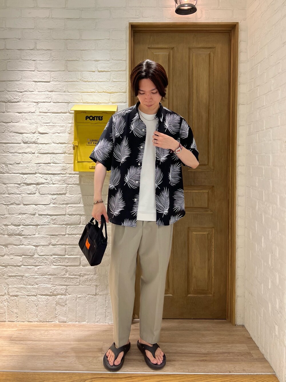 「FREDY&GLOSTER、universaloverall、oofos、GEVACO、柄シャツ、リゾートスタイル、スラックス、サンダル、ショルダーバッグ、トートバッグ、シャツスタイル、シャツコーデ、天王寺」｜「GLOSTERの【GLOSTER/グロスター】レギュラーカラー リーフ柄シャツ アロハ ボタニカル ビッグシルエット（シャツ/ブラウス、ブラック系）」を使った、ふなさん（メンズ・178cm）の夏コーディネートの1枚目の写真
