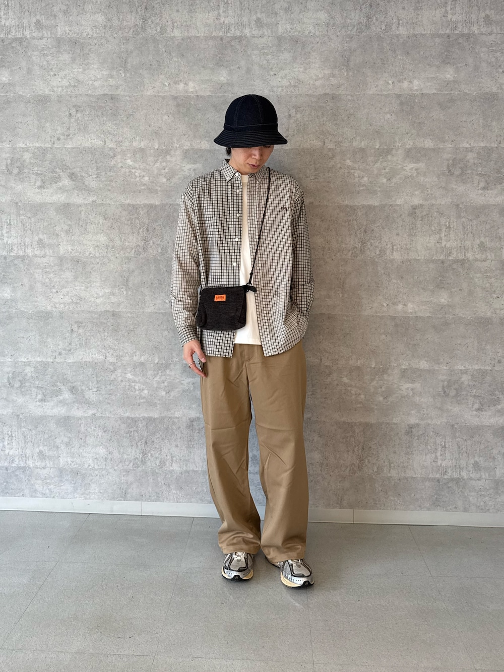 ホワイト系のシャツ/ブラウス、ホワイト系のTシャツ/カットソー、ベージュ系のその他パンツを着用したメンズの秋コーディネートの1枚目の写真