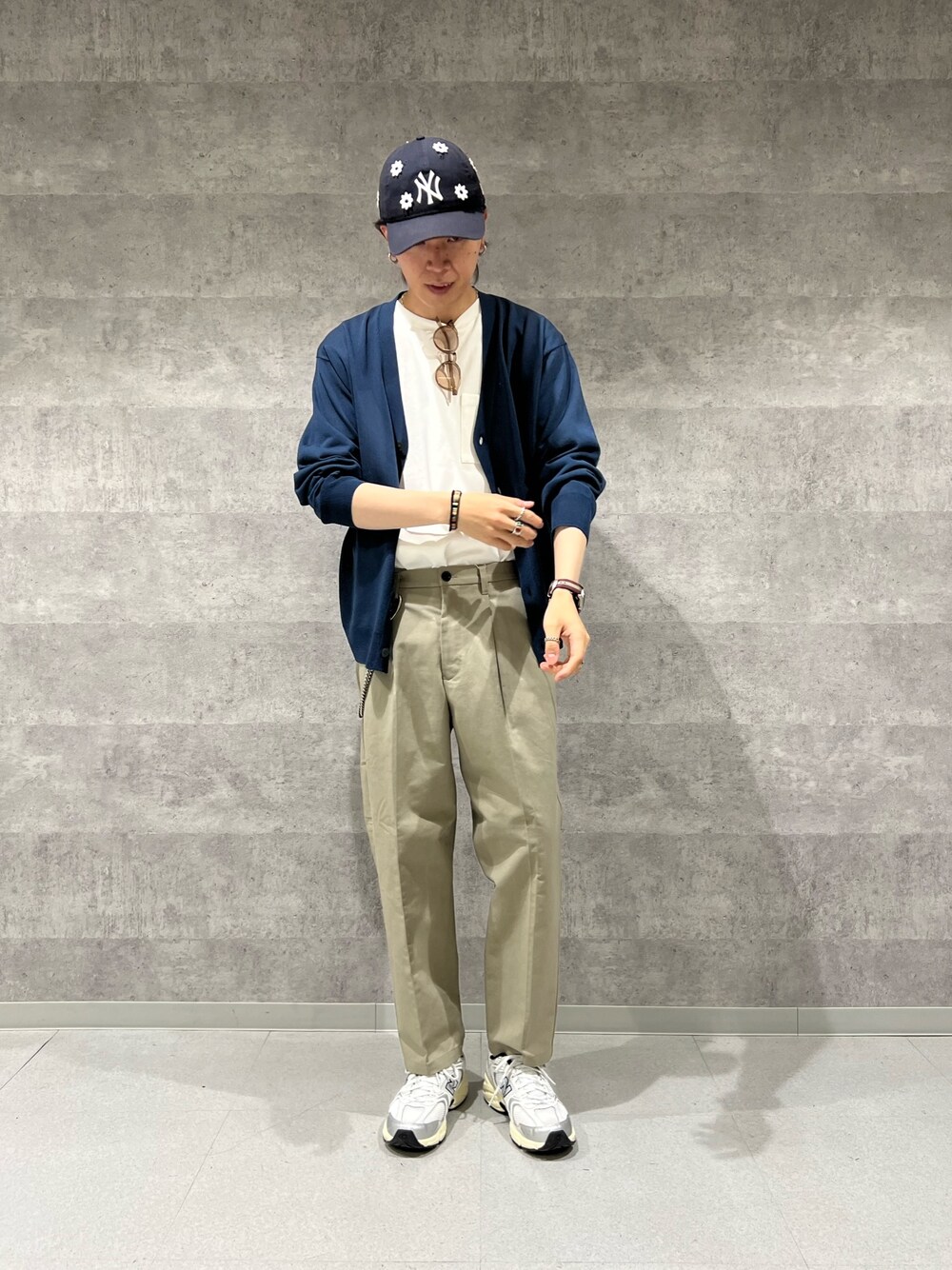 「FREDY&GLOSTER、GEVACO、New Balance、NICK GEAR、カーディガン、カーディガンコーデ、初夏コーデ、スラックス、スラックスコーデ、タックイン、サングラス、天王寺」｜「GLOSTERの【GLOSTER/グロスター】リネンライクカーディガン（カーディガン/ボレロ、ブルー系）」を使った、ふなさん（メンズ・178cm）の夏コーディネートの1枚目の写真