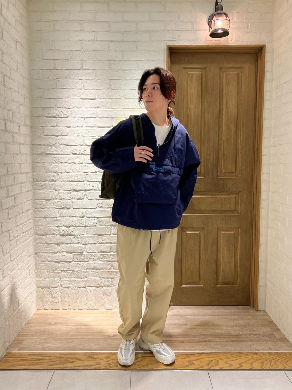 ブルー系のナイロンジャケット、ホワイト系のTシャツ/カットソー、ベージュ系のその他パンツを着用したメンズの春コーディネートの1枚目の写真