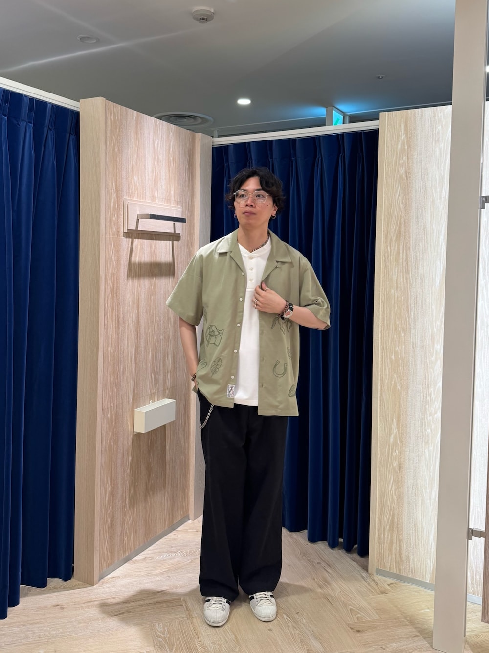 グリーン系のシャツ/ブラウス、ホワイト系のTシャツ/カットソー、ブラック系のその他パンツを着用したメンズの夏コーディネートの1枚目の写真