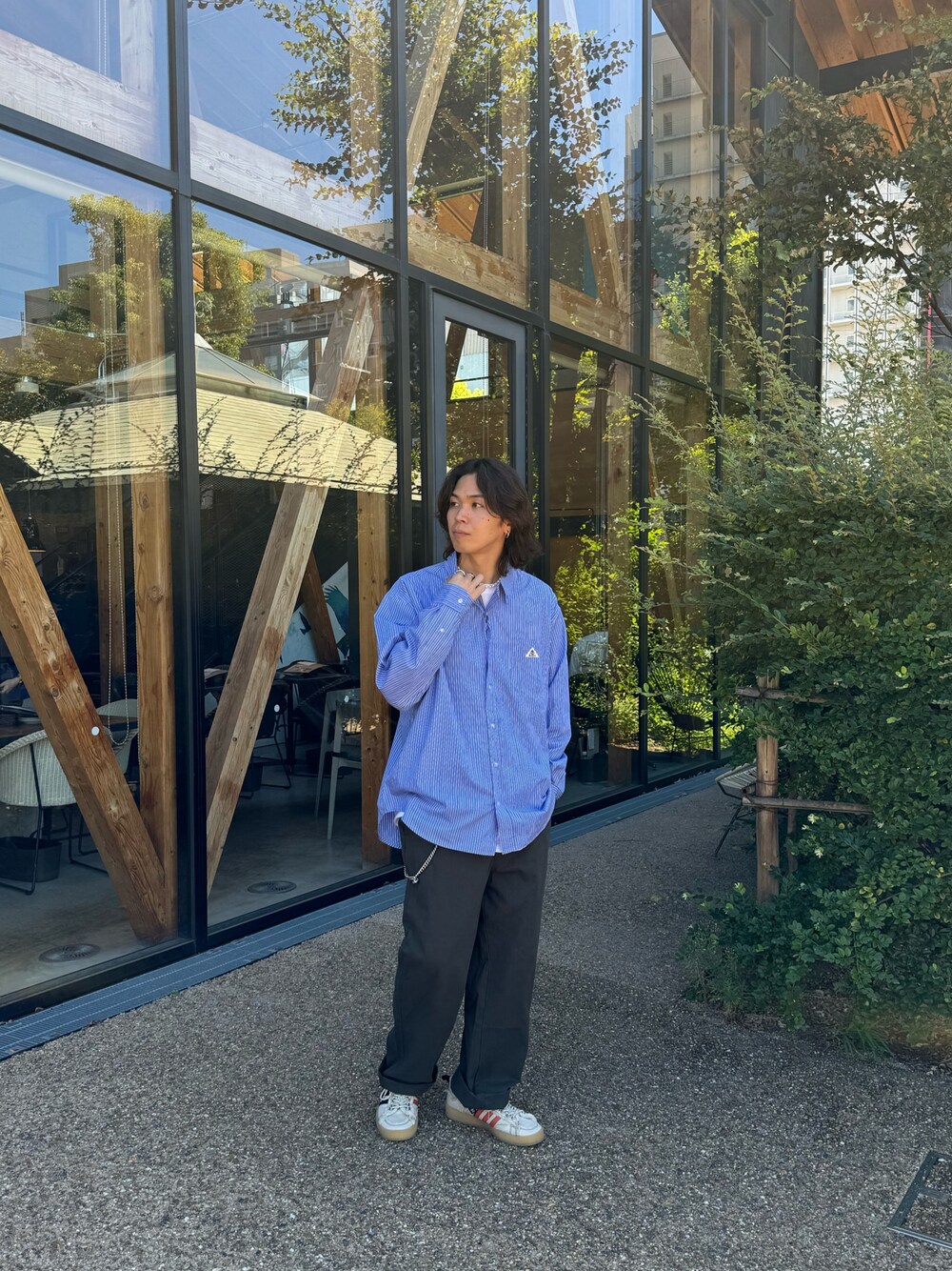 「FREDY&GLOSTER、GEVACO、GOOD ROCK SPEED、adidas、スニーカー、お出かけコーデ、秋コーデ、休日スタイル、シャツスタイル、オーバーサイズ、ワイドパンツ」｜「GEVACOの【GEVACO/ゲバコ】オーバーサイズ ボタンダウンシャツ ワンポイントロゴ (無地/ストライプ)（シャツ/ブラウス、ブルー系）」を使った、ふなさん（メンズ・178cm）の秋コーディネートの1枚目の写真