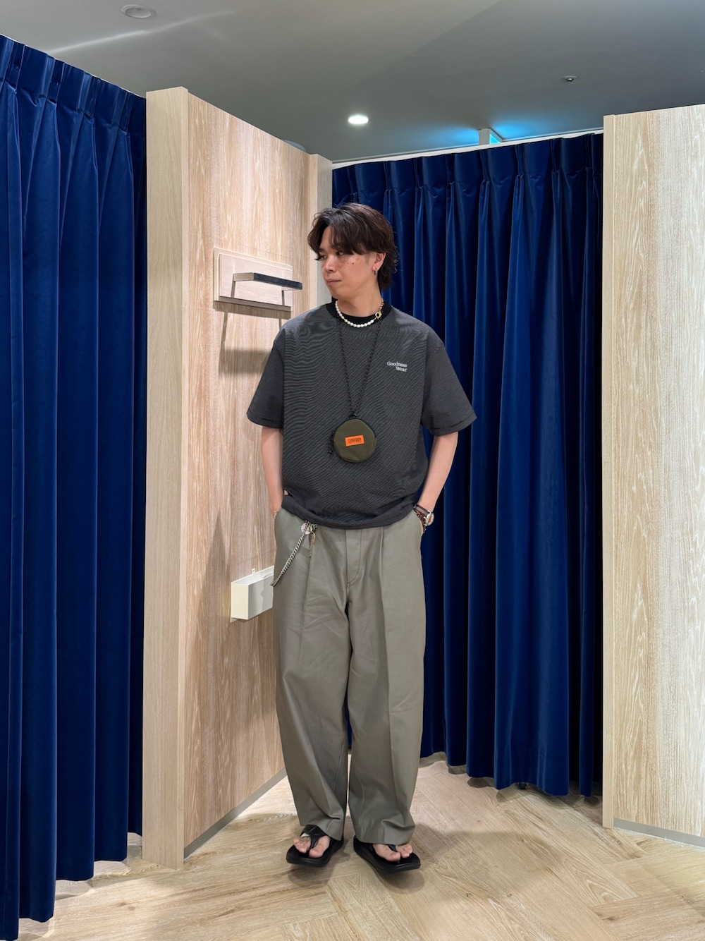 「FREDY&GLOSTER、mei、blurhms、universaloverall、シンプルコーデ、夏コーデ、お出かけコーデ、休日コーデ、オトナカジュアル、ワイドパンツ、水陸両用、ラッシュガード、コインネックレス、リカバリーサンダル、天王寺ミオ」｜「GLOSTERの”速乾性・ストレッチ性・抗ピリング性・耐洗濯性” PERFECTEX 天竺ラッシュTシャツ（Tシャツ/カットソー、ブラック系）」を使った、ふなさん（メンズ・178cm）の夏コーディネートの1枚目の写真