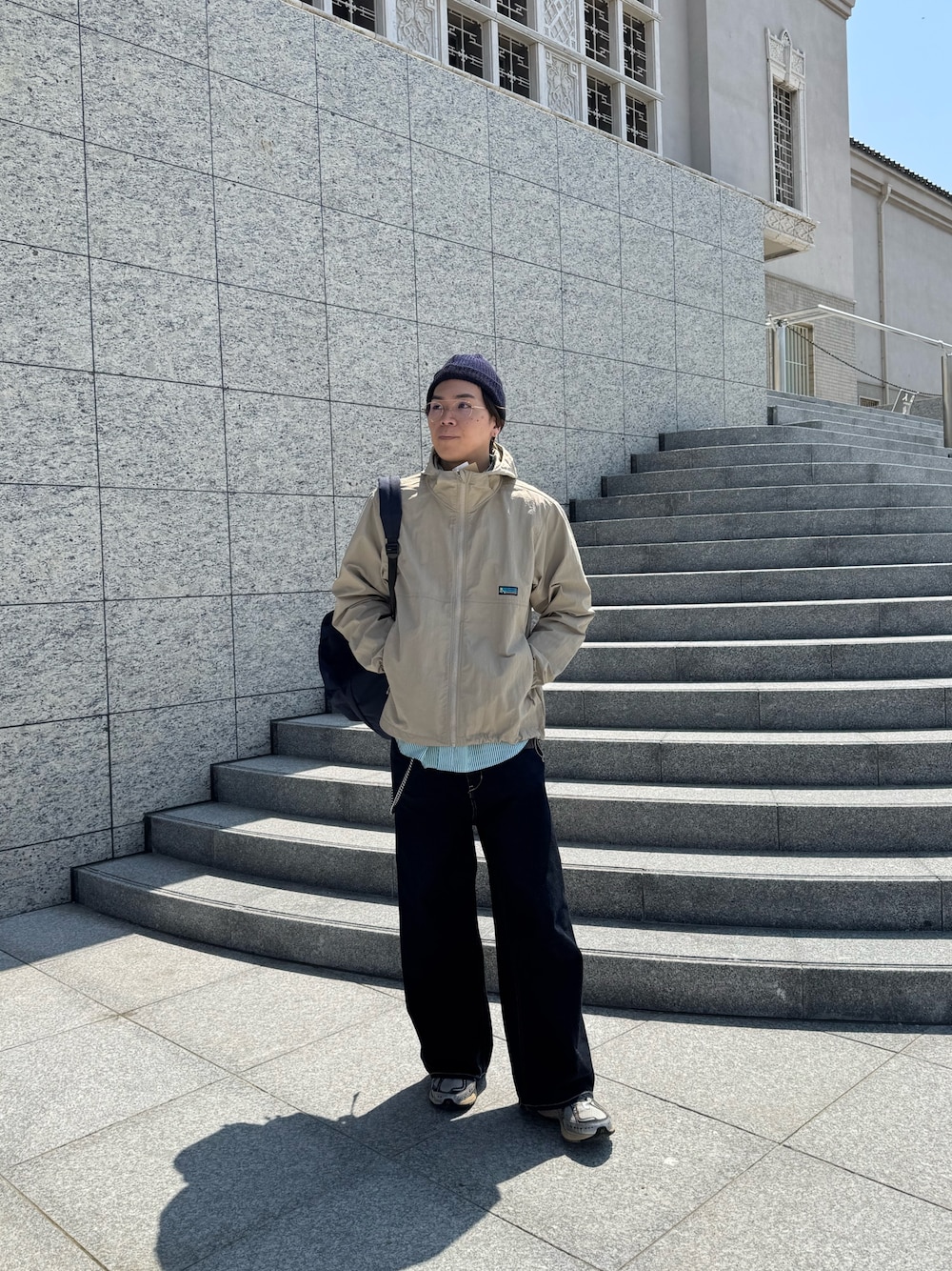 「メガネ男子、ストライプシャツ、春色、休日スタイル、スニーカー、お出かけコーデ、アウトドアスタイル、ニット帽、FREDY&GLOSTER、franklinclimbing、halo commodity、New Balance、GEVACO、マウンテンパーカー、KELTY」｜「Franklin Climbingの【Franklin Climbing/フランクリンクライミング】マウンテンジャケット UV/撥水（ブルゾン、グレー系）」を使った、ふなさん（メンズ・178cm）の春コーディネートの1枚目の写真