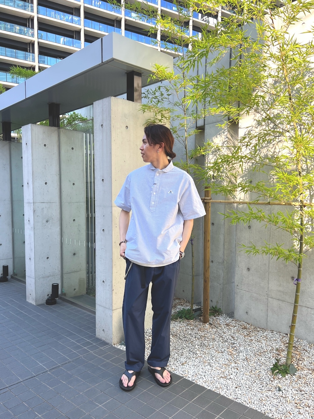 「FREDY&GLOSTER、GEVACO、oofos、シャツ好き集まれ、夏コーデ、サンダル、きれいめカジュアル、お出かけコーデ、夏ファッション、カジュアルコーデ、シャツコーデ、初夏コーデ、30代コーデ、丸襟シャツ、クライミングパンツ」｜「GEVACOの【GEVACO/ゲバコ】オックスオーバーショールカラー半袖シャツ (無地/チェック/ストライプ)（シャツ/ブラウス、グレー系）」を使った、ふなさん（メンズ・178cm）の夏コーディネートの1枚目の写真