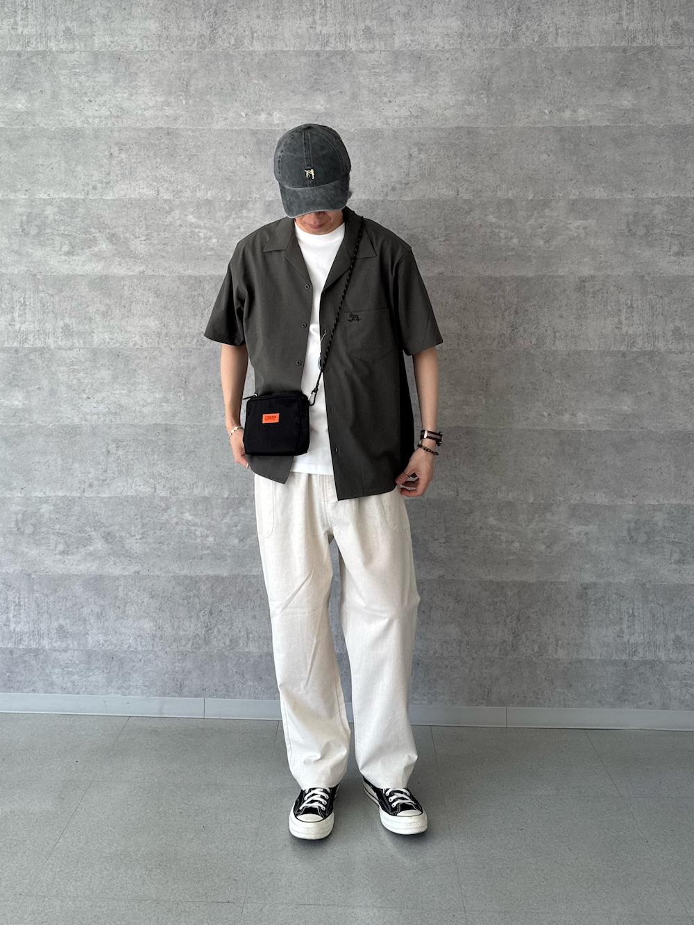 「FREDY&GLOSTER、universaloverall、converse、オープンカラーシャツ、ショルダーバッグ、COOLMAX、接触冷感、シンプルコーデ、夏コーデ、白Tシャツ、スニーカー、お出かけコーデ、シンプルスタイル、メンズコーデ、キャップ」｜「GLOSTERの【GLOSTER/グロスター】TROPICAL BEACH PANTS イージーパンツ（その他パンツ、ホワイト系）」を使った、ふなさん（メンズ・178cm）の夏コーディネートの1枚目の写真