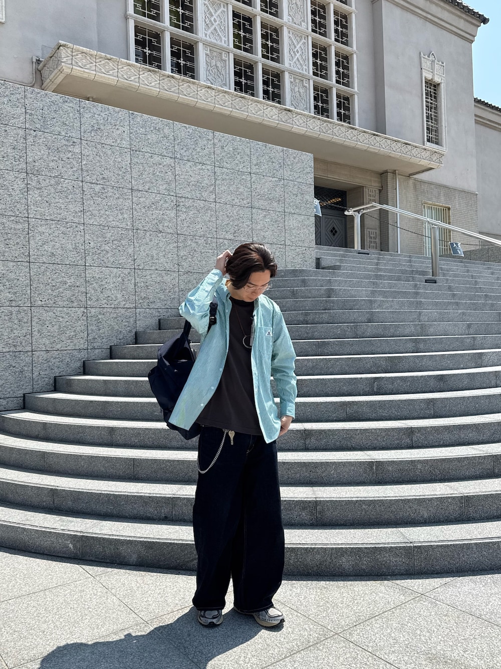 「FREDY&GLOSTER、GEVACO、eddiebauer、KELTY、New Balance、春色、休日スタイル、デートコーデ、スニーカー、お出かけコーデ、ストライプシャツ、春夏コーデ、春ファッション、大人カジュアル、お洒落さんとつながりたい」｜「GEVACOの【EXCLUSIVE】【GEVACO/ゲバコ】ベーシックボタンダウンシャツ（無地/ストライプ）（シャツ/ブラウス、グリーン系）」を使った、ふなさん（メンズ・178cm）の春コーディネートの1枚目の写真