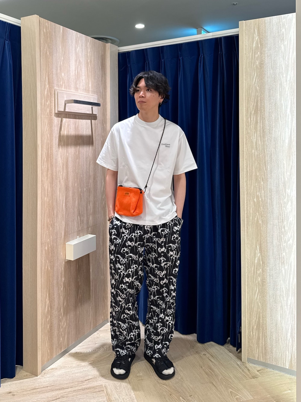 ホワイト系のTシャツ/カットソー、ブラック系のその他パンツ、ブラック系のサンダルを着用したメンズの夏コーディネートの1枚目の写真
