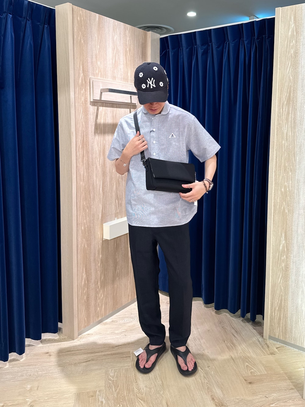 「FREDY&GLOSTER、GEVACO、NICK GEAR、MEI、uncoeur、丸襟、丸襟シャツ、リネンシャツ、リネンパンツ、シンプルコーデ、夏コーデ、サンダル、お出かけコーデ、キャップ、リカバリーサンダル」｜「GEVACOの【GEVACO/ゲバコ】コットンリネン プルオーバーシャツ ワンポイントロゴ ストライプ（シャツ/ブラウス、ブラック系）」を使った、ふなさん（メンズ・178cm）の夏コーディネートの1枚目の写真