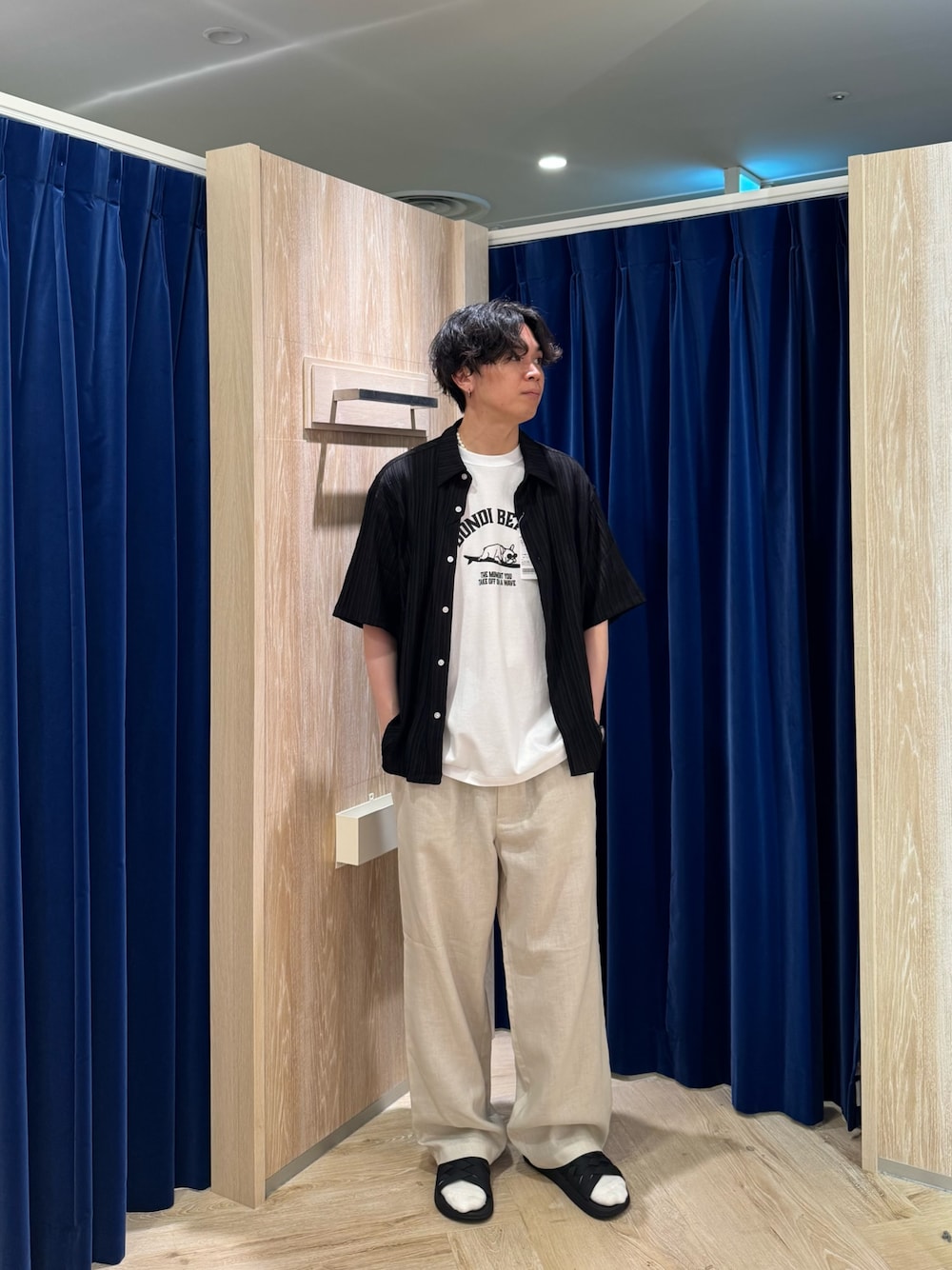 ブラック系のシャツ/ブラウス、ホワイト系のTシャツ/カットソー、ホワイト系のその他パンツを着用したメンズの夏コーディネートの1枚目の写真