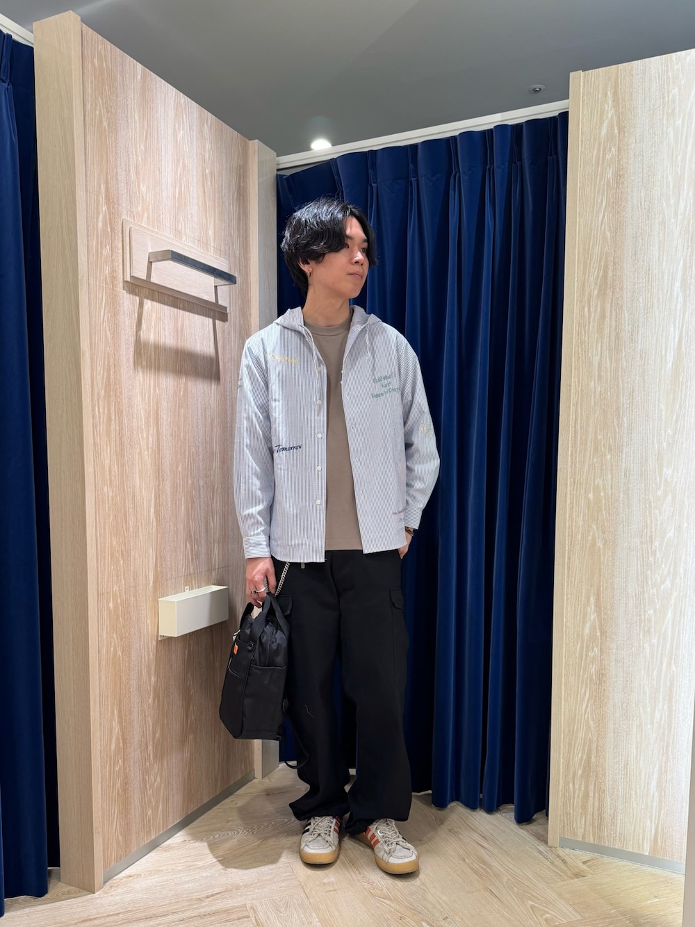 ブルー系のシャツ/ブラウス、ベージュ系のTシャツ/カットソー、ブラック系のボディバッグ/ウエストポーチを着用したメンズの秋コーディネートの1枚目の写真