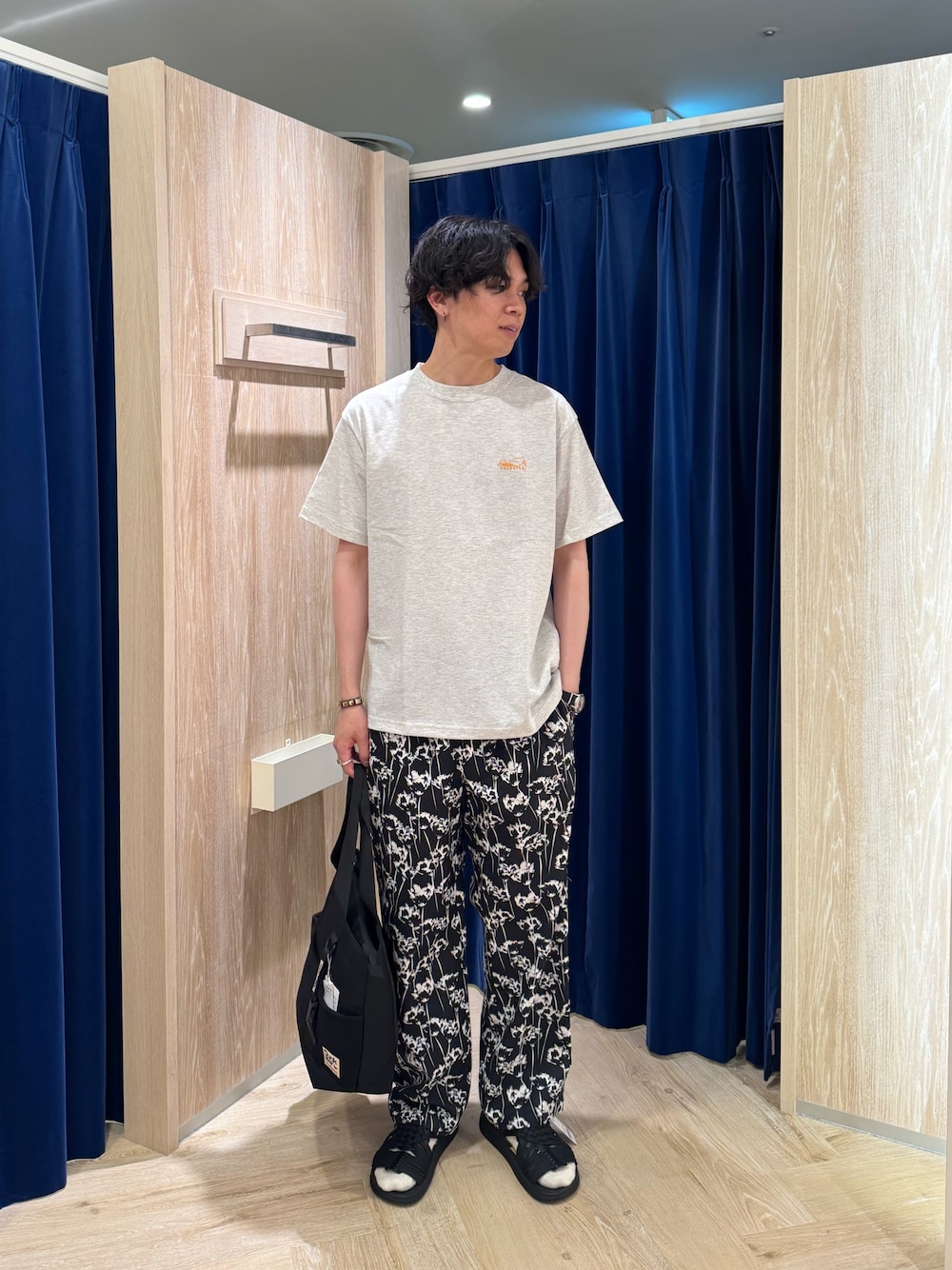 ホワイト系のTシャツ/カットソー、ブラック系のその他パンツ、ブラック系のサンダルを着用したメンズの夏コーディネートの1枚目の写真