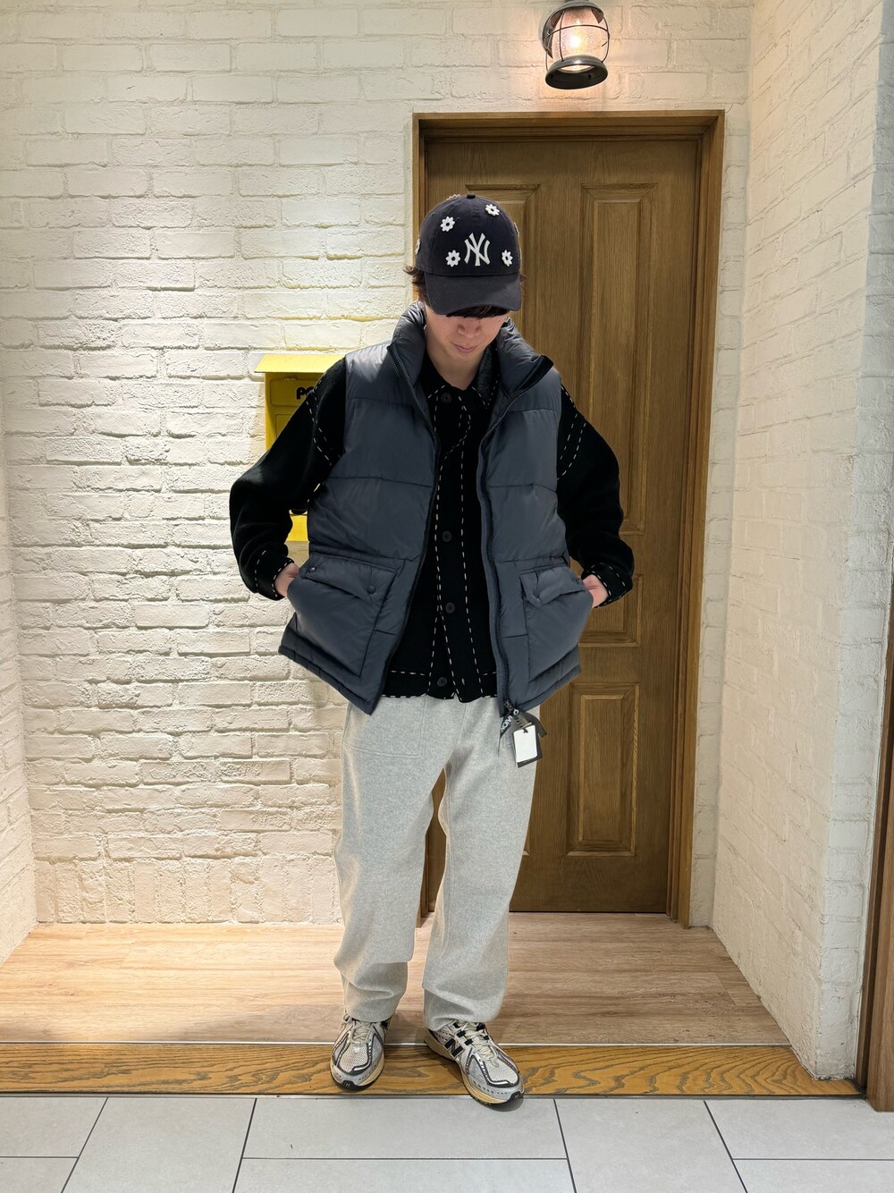 「FREDY&GLOSTER、TAION、GEVACO、NICK GEAR、New Balance、ダウンベスト、ダウン、カーディガンコーデ、冬コーデ、ダウンジャケット、ニット、キャップ、休日スタイル、メンズファッション」｜「GLOSTERの【GLOSTER/グロスター】配色ハンドステッチ ニット ダブルポケットカーディガン（カーディガン/ボレロ、ブラック系）」を使った、ふなさん（メンズ・178cm）の冬コーディネートの1枚目の写真