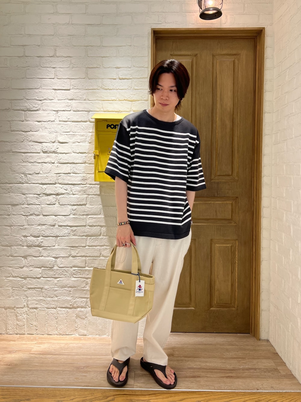 「FREDY&GLOSTER、GEVACO、oofos、ボーダー、ボーダーニット、夏コーデ、カジュアル、初夏コーデ、シンプルコーデ、サンダル、トートバッグ、天王寺、天王寺ミオ」｜「GLOSTERの【GLOSTER/グロスター】バスクシャツ ボーダーTシャツ ボートネック パネルボーダー（Tシャツ/カットソー、ブラック系）」を使った、ふなさん（メンズ・178cm）の夏コーディネートの1枚目の写真