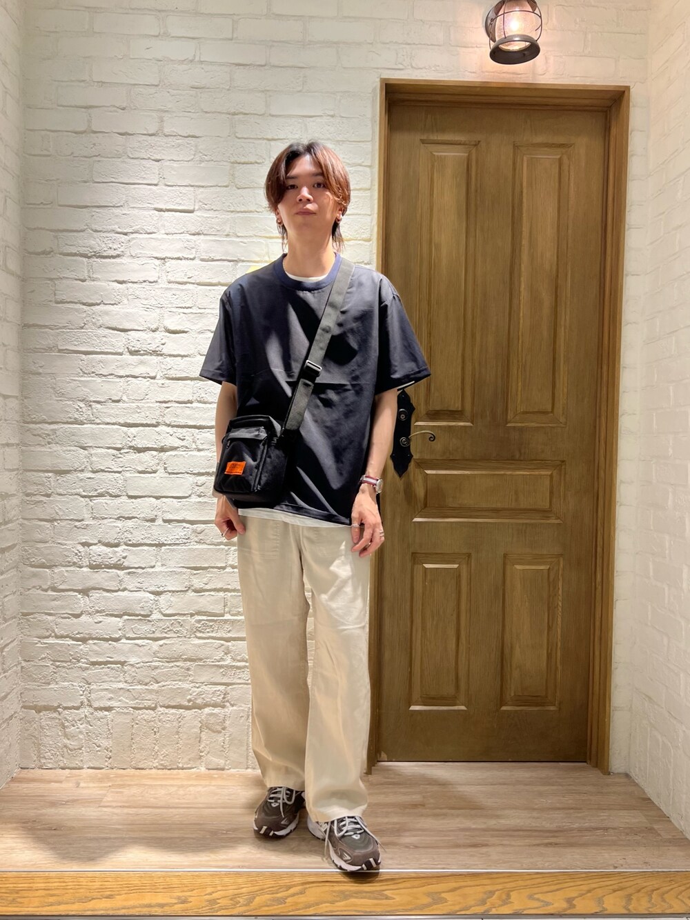 ブルー系のTシャツ/カットソー、ブラック系のショルダーバッグ、ホワイト系のその他パンツを着用したメンズの夏コーディネートの1枚目の写真
