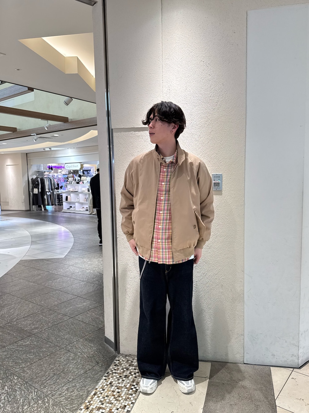 「FREDY&GLOSTER、eddiebauer、salomon、SALOMON、春コーデ、ファッションを楽しもう、カジュアルスタイル、カジュアルコーデ、メンズコーデ、スイングトップ、スイングトップブルゾン、チェックシャツ、デニムパンツ、天王寺、天王寺ミオ」｜「GLOSTERの【GLOSTER/グロスター】ガーゼライクチェックシャツ レギュラーカラー（シャツ/ブラウス、ピンク系）」を使った、ふなさん（メンズ・178cm）の春コーディネートの1枚目の写真