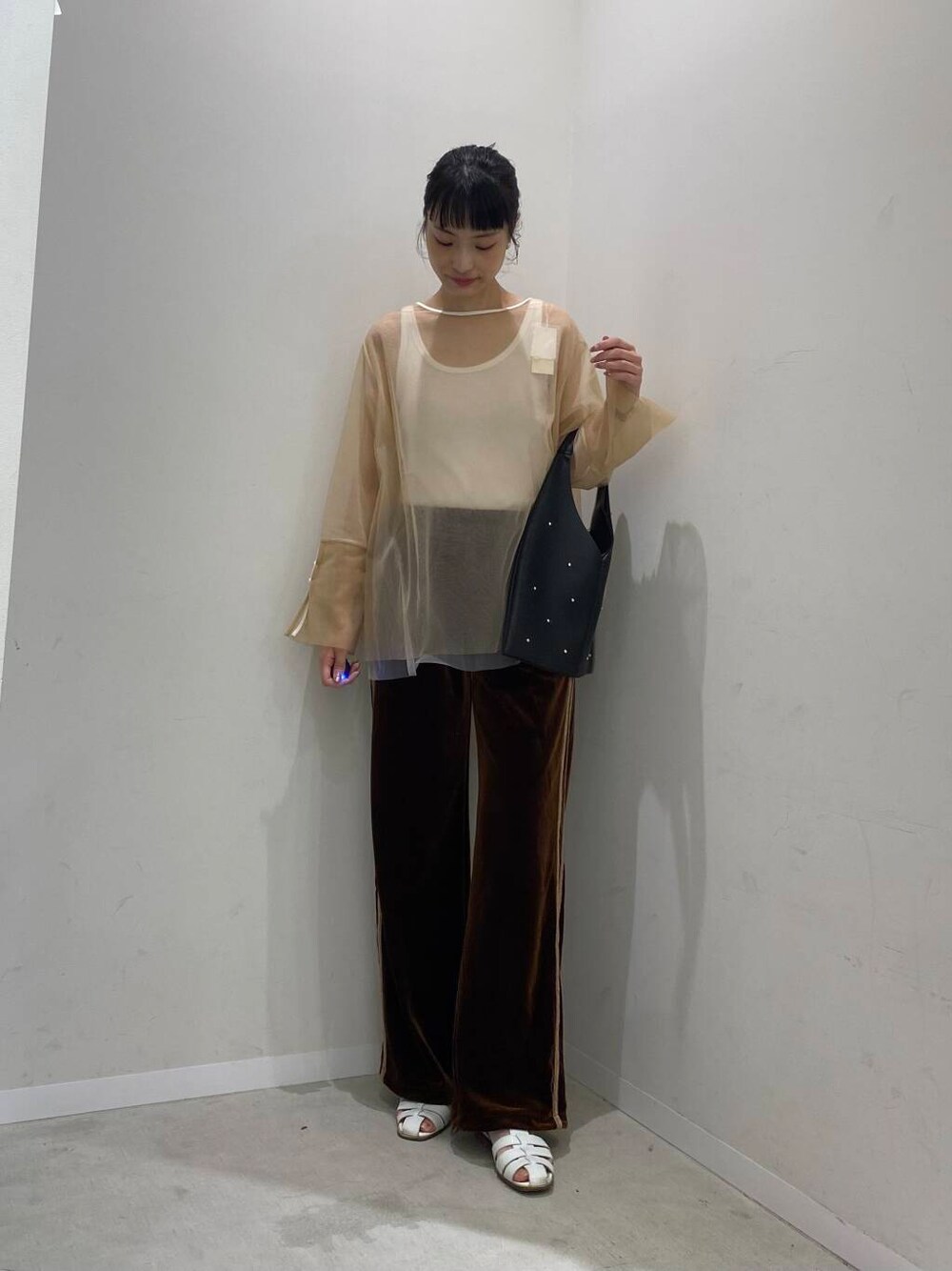 ホワイト系のサンダル、ブラック系のトートバッグ、ベージュ系のTシャツ/カットソーを着用したレディースの夏コーディネートの1枚目の写真