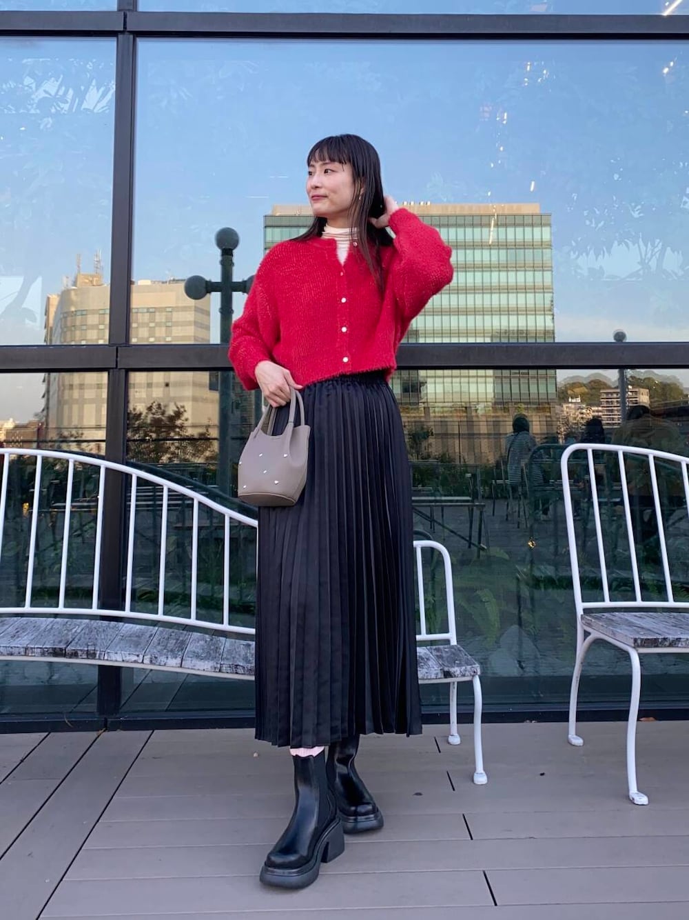 ブラック系のブーツ、ホワイト系のTシャツ/カットソー、グレー系のショルダーバッグを着用したレディースの冬コーディネートの1枚目の写真