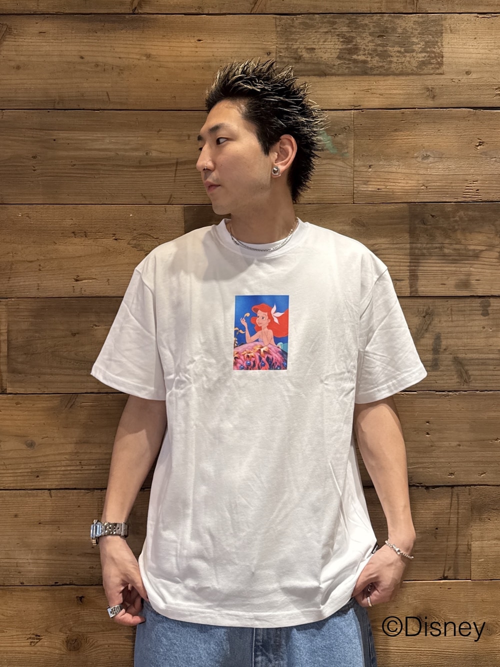 ホワイト系のTシャツ/カットソー、ブルー系のデニムパンツを着用したメンズの夏コーディネートの1枚目の写真