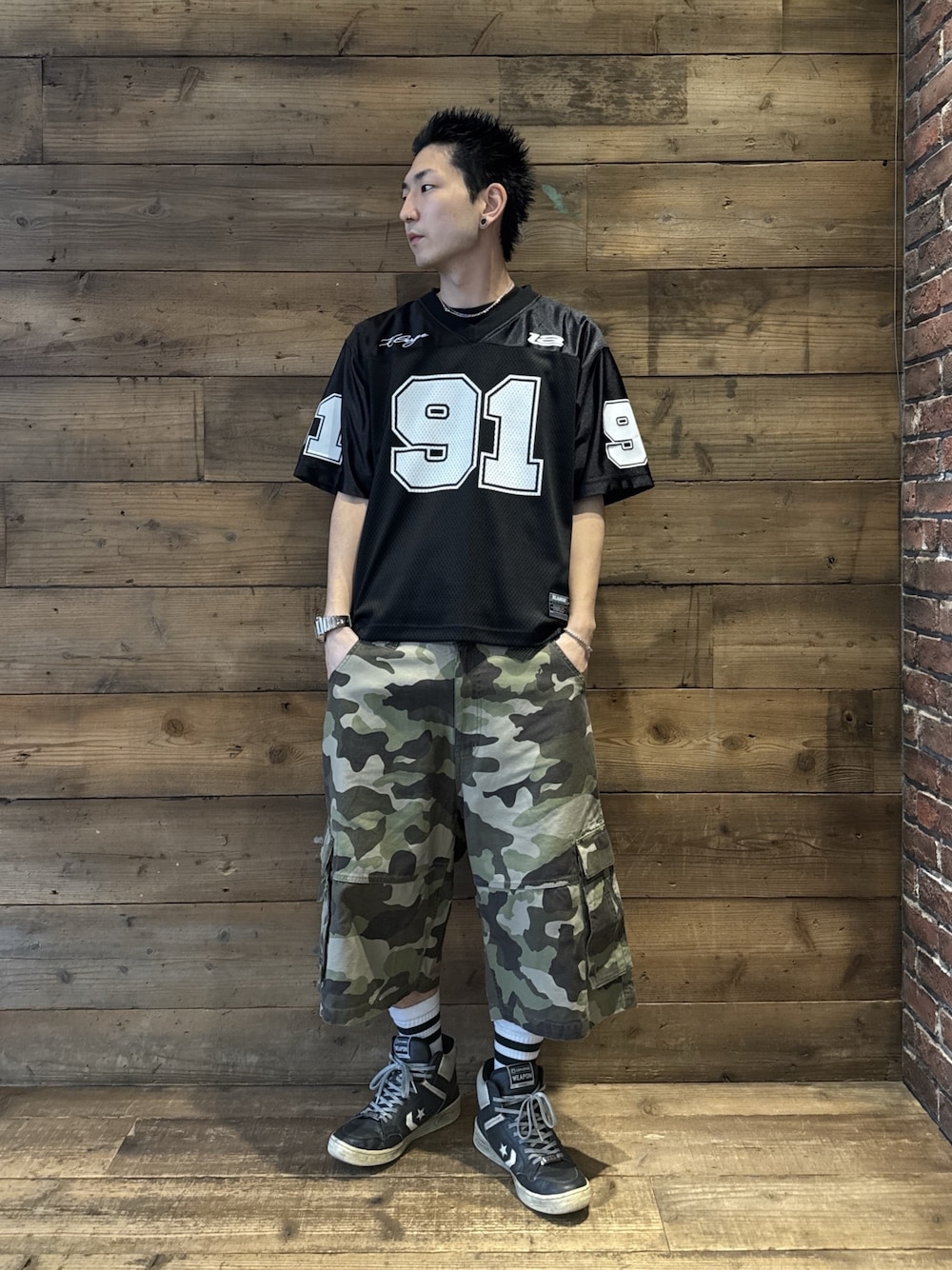 ブラック系のTシャツ/カットソー、その他のカーゴパンツを着用したメンズの春コーディネートの1枚目の写真