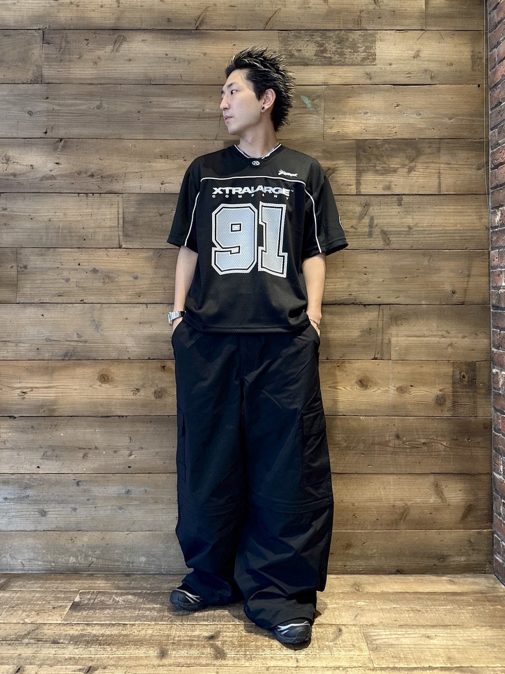 ブラック系のTシャツ/カットソー、ブラック系のその他パンツを着用したメンズの夏コーディネートの1枚目の写真