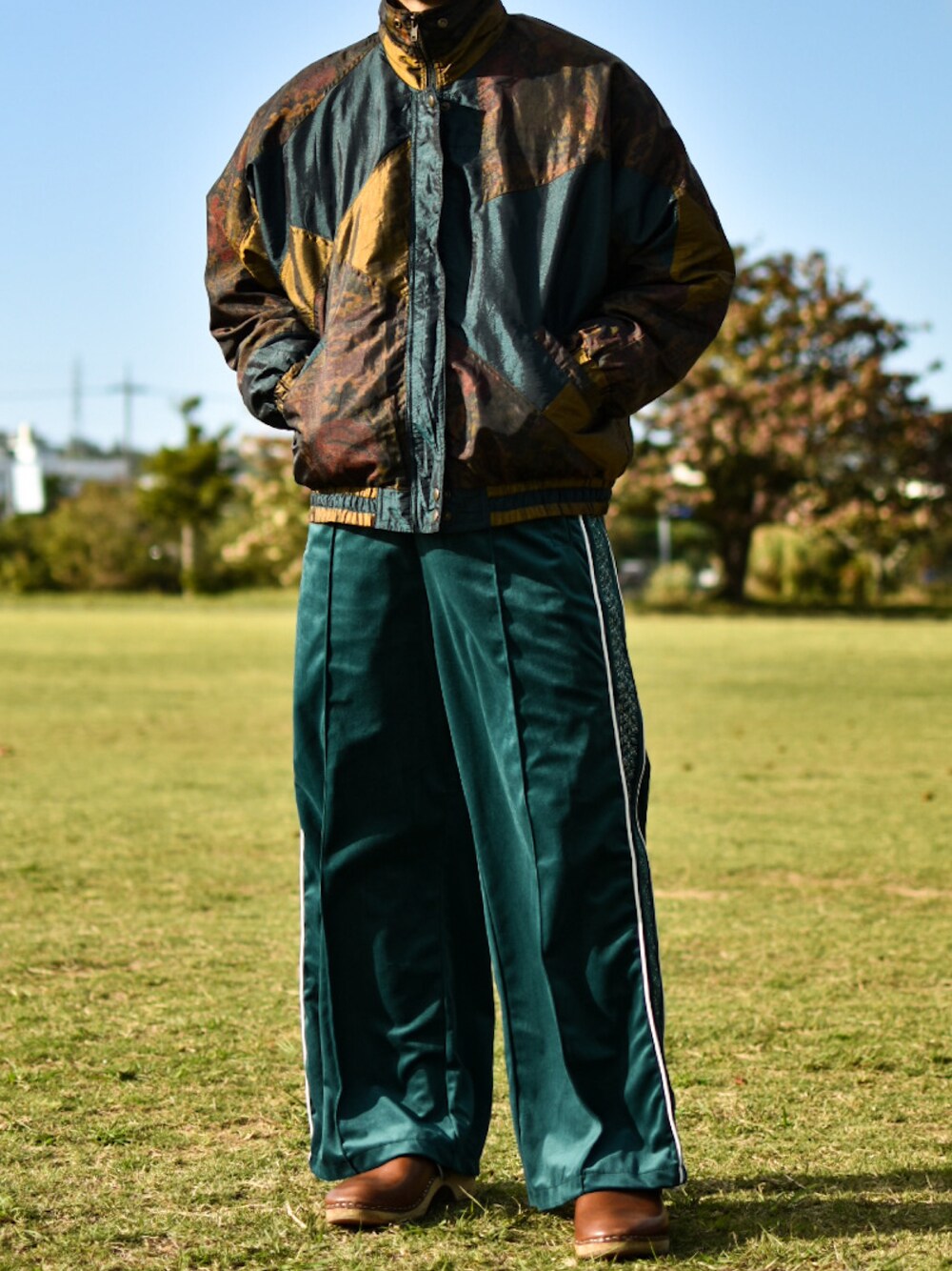 「秋っぽコーデ更新中、古着MIX、ナイロンジャケット、ナイロン、ベロアパンツ、ベロア、ラインパンツ、camphorwood、柄、アースカラー、秋コーデ、トレンド、カラーパンツ、低身長、低身長コーデ」｜「VINTAGEの柄ナイロンジャケット（ナイロンジャケット、その他）」を使った、JUKIYA.さん（メンズ・162cm）の秋コーディネートの1枚目の写真