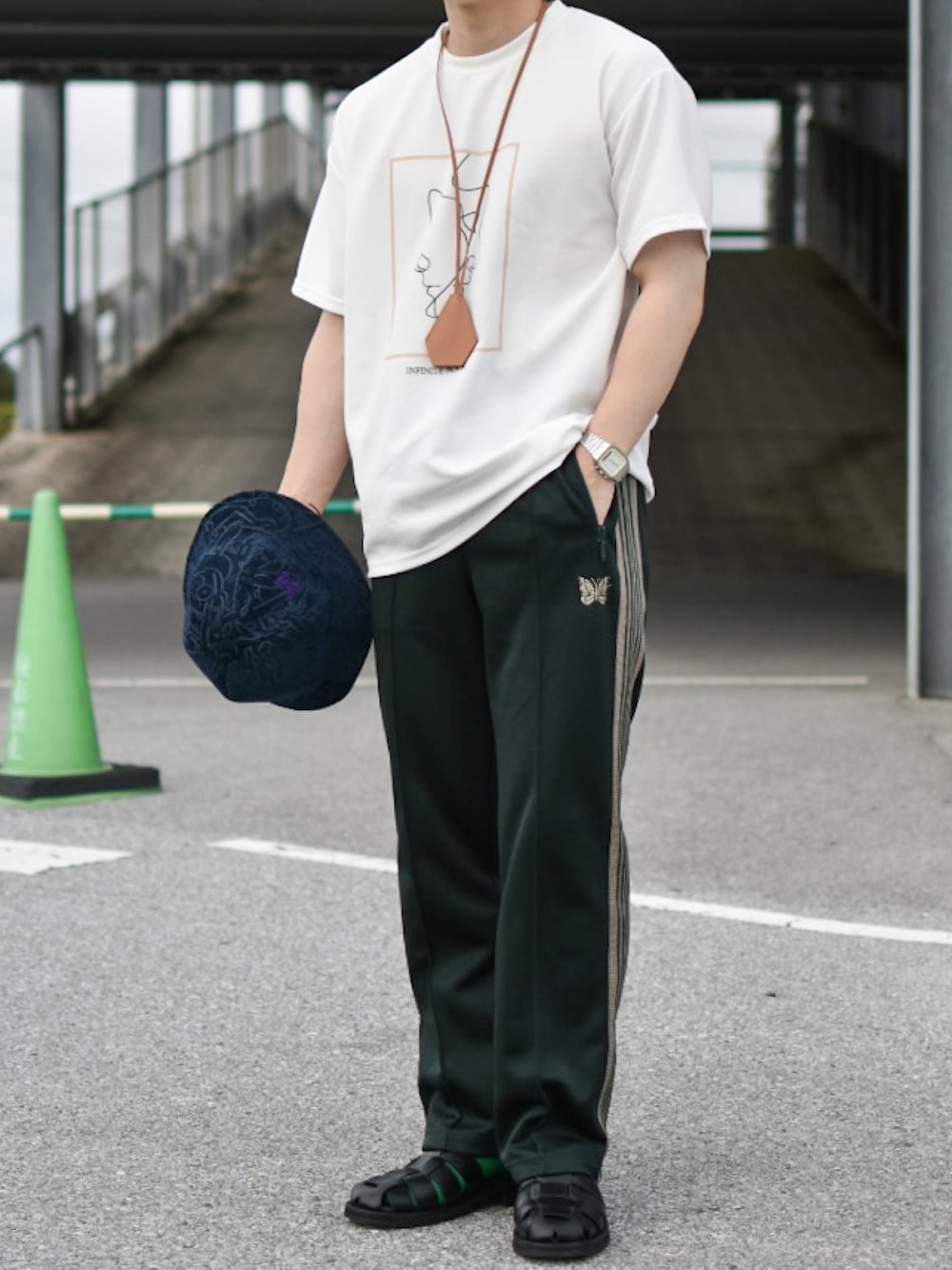 「glabella、グラベラ、PR、グルカサンダル、サンダル、サンダルコーデ、NEEDLES、トラックパンツ、Tシャツコーデ、カジュアル、カジュアルコーデ、トレンド、低身長、低身長コーデ、さらっと晴れやかスナップ」｜「kiddo.comのINFINITE NOON（Tシャツ/カットソー、ホワイト系）」を使った、JUKIYA.さん（メンズ・162cm）の夏コーディネートの1枚目の写真