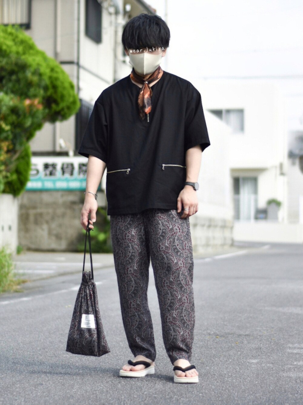「柄パンツ、シェフパンツ、イージーパンツ、ペイズリー、ペイズリー柄、ペイズリー柄パンツ、スカーフ、雪駄、リラックススタイル、リラックス、tk.TAKEO KIKUCHI、タケオキクチ(TAKEO KIKUCHI)、個性派、低身長、低身長コーデ」｜「STUDIOUSの【STUDIOUS】TRギャバハーフジッププルオーバー（シャツ/ブラウス、ブラック系）」を使った、JUKIYA.さん（メンズ・162cm）の夏コーディネートの1枚目の写真