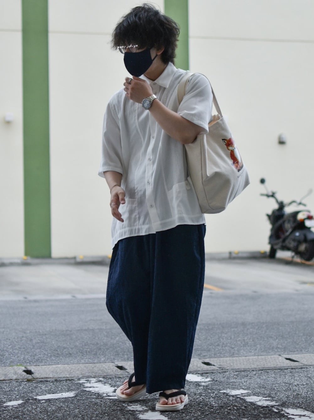 「トートバッグ、トート、ルーズシルエット、ワイドシルエット、ワイドパンツ、夏、白シャツ、雪駄、キューバシャツ、めがね、シルバーアクセサリー、シルバー、MAISON KITSUNE、低身長、低身長コーデ」｜「Lalanguのアイテム（シャツ/ブラウス、ホワイト系）」を使った、JUKIYA.さん（メンズ・162cm）の夏コーディネートの1枚目の写真