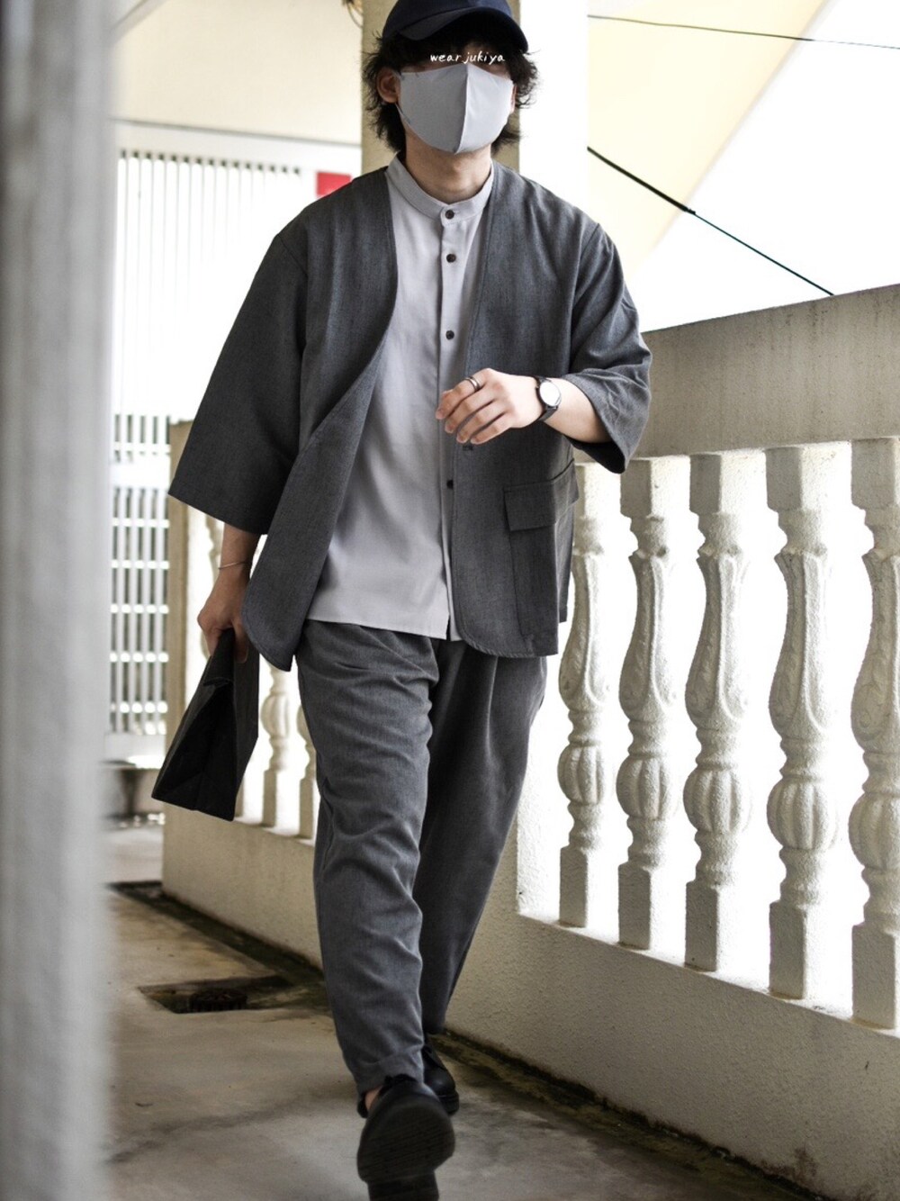 「キャップ、キャップコーデ、フレンチ、クラシック、クラシカル、adidas originals、adidas、PR、UNIIT、セットアップ、セットアップスタイル、帽子、モノトーン、きれいめカジュアル、低身長」｜「UNIITの【UNIIT/ユニット】テックリネンノーカラージャケット（ノーカラージャケット、グレー系）」を使った、JUKIYA.さん（メンズ・162cm）の春コーディネートの1枚目の写真