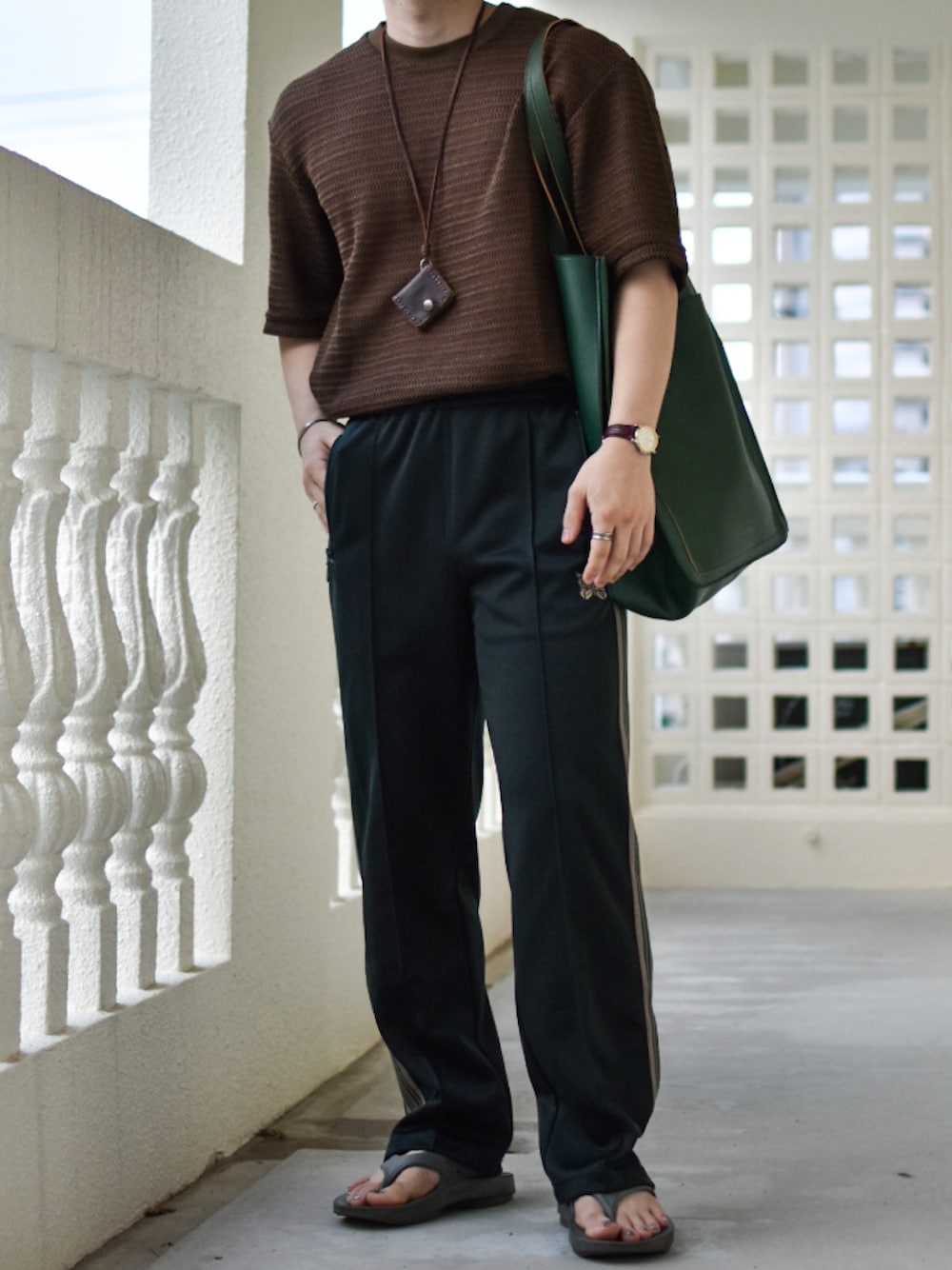「アツいコーデ全部見せ、お出かけコーデ、GU、NEEDLES、oofos、ender products、ジーユー、ニードルス、トラックパンツ、メッシュTシャツ、メッシュトップス、トレンド、低身長、低身長コーデ、ラフ」｜「GUのメッシュニットT（Tシャツ/カットソー、ブラウン系）」を使った、JUKIYA.さん（メンズ・162cm）の秋コーディネートの1枚目の写真