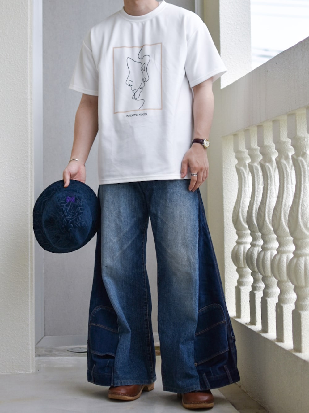 「グラフィックＴ、イラストT、Tシャツ、NEEDLES、ハット、バケハ、ドッキング、デニムパンツ、ベルボトム、フレアパンツ、トレンド、トレンドコーデ、低身長、低身長コーデ、低身長男子」｜「kiddo.comのINFINITE NOON（Tシャツ/カットソー、ホワイト系）」を使った、JUKIYA.さん（メンズ・162cm）の春コーディネートの1枚目の写真