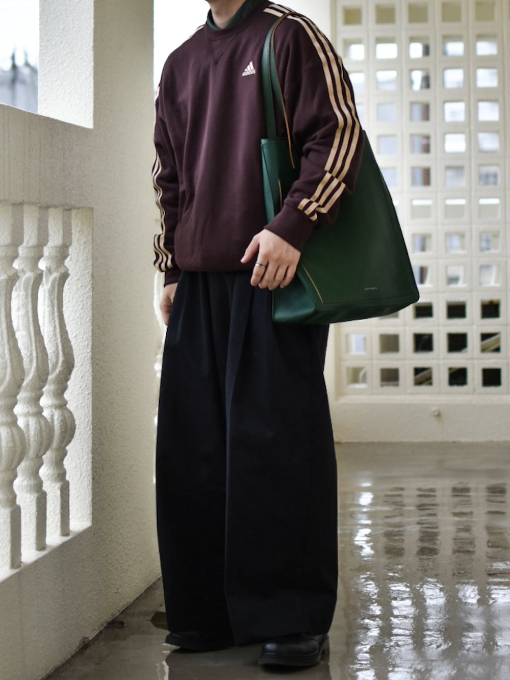 「adidas、adidas originals、アディダス、アディダスオリジナルス、日常に魔法を、休日コーデ、スウェット、スウェットコーデ、レトロ、トレンド、トレンドコーデ、低身長、低身長コーデ、モード、モードストリート」｜「adidasのエッセンシャルズ プラス ルーズフィット スリーストライプス フレンチテリー スウェットシャツ / トレーナー / アディダス adidas（スウェット、ブラウン系）」を使った、JUKIYA.さん（メンズ・162cm）の秋コーディネートの1枚目の写真