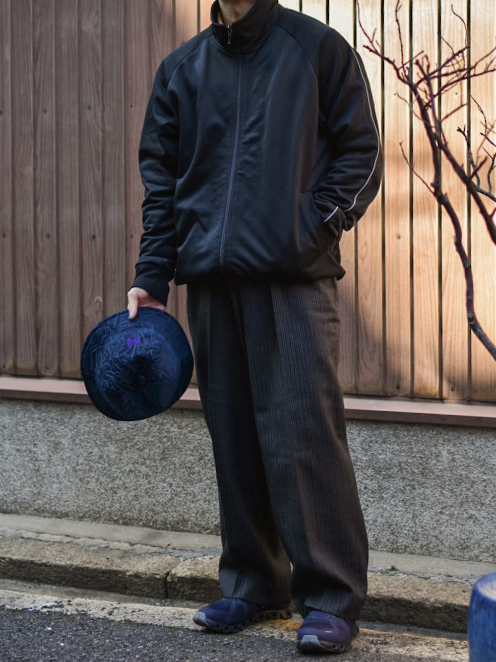 「y2k、olduniqlo、オールドユニクロ、ヴィンテージ、レトロ、トラックジャケット、シック、クラシカル、古着MIX、古着、古着コーデ、古着好きな人と繋がりたい、トレンド、低身長コーデ、日常に魔法を」｜「OLD UNIQLOのトラックジャケット。（ジャケット/アウター、ブラック系）」を使った、JUKIYA.さん（メンズ・162cm）の秋コーディネートの1枚目の写真