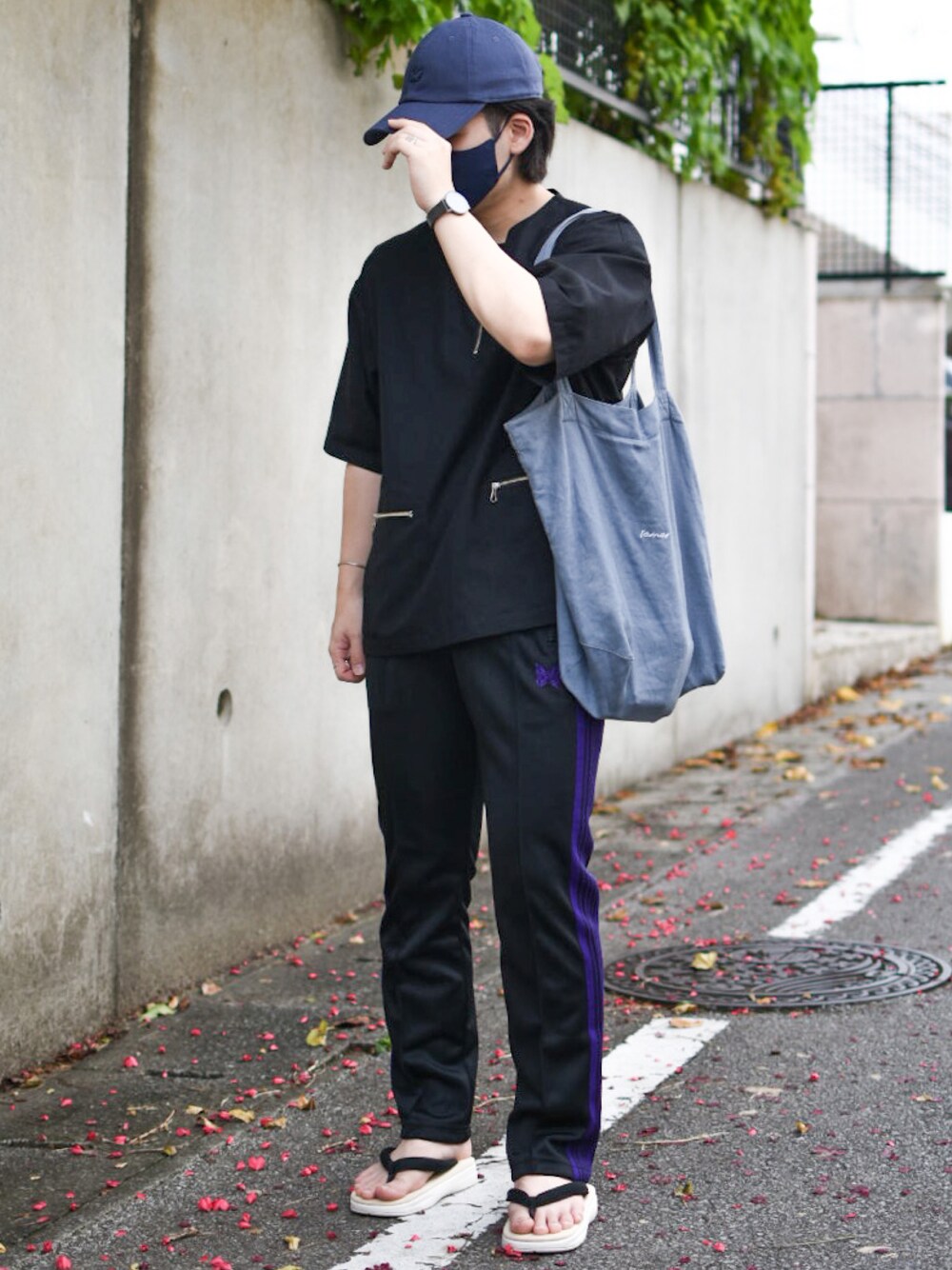 「ビッグT、夏コーデ、夏、夏スタイル、ブラック、STUDIOUS、remer、NEEDLES、無印良品、adidas originals、キャップ、トートバッグ、トラックパンツ、低身長コーデ、低身長」｜「STUDIOUSの【STUDIOUS】TRギャバハーフジッププルオーバー（シャツ/ブラウス、ブラック系）」を使った、JUKIYA.さん（メンズ・162cm）の夏コーディネートの1枚目の写真