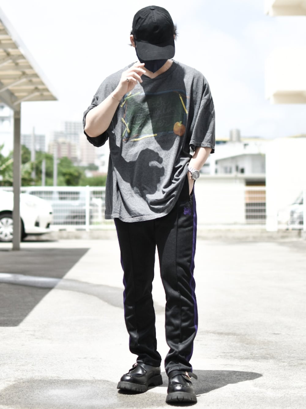 「オールブラック、オールブラックコーデ、ブラック、ブラックコーデ、古着Tシャツ、古着、古着MIX、カジュアルストリート、ストリートカジュアル、メンズファッション、シルバーアクセサリー、トラックパンツ、NEEDLES、低身長コーデ、低身長」｜「USEDのイラストT（Tシャツ/カットソー、グレー系）」を使った、JUKIYA.さん（メンズ・162cm）の秋コーディネートの1枚目の写真