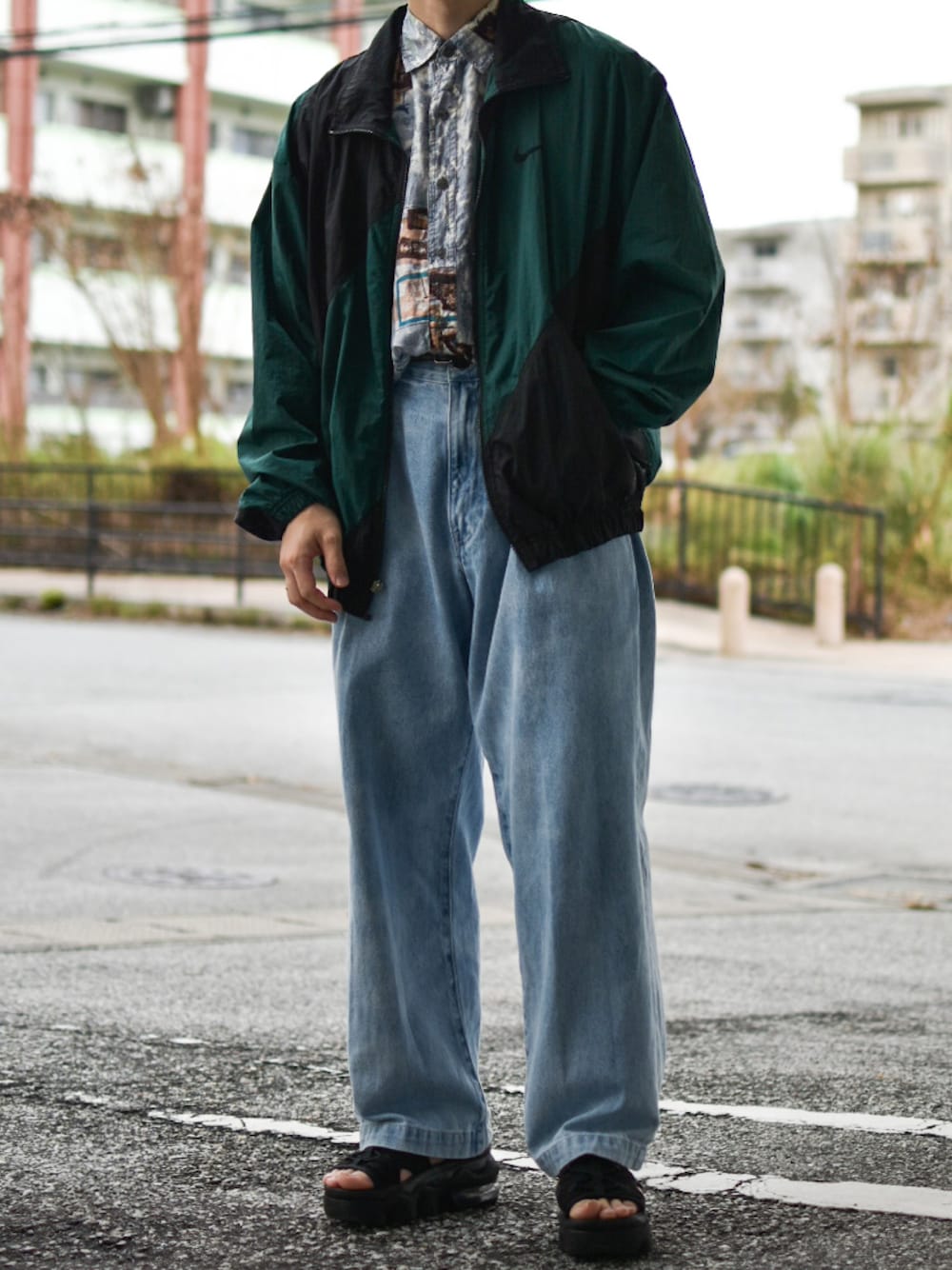 「NIKE、古着MIX、ナイロンジャケット、old、レトロ、カジュアル、カジュアルコーデ、ナイキ、柄シャツ、古着コーデ、古着好きな人と繋がりたい、トレンド、デニムパンツ、低身長コーデ、低身長」｜「OLD NIKEの1990s NIKE ナイロンジャケット【銀タグ】（ナイロンジャケット、グリーン系）」を使った、JUKIYA.さん（メンズ・162cm）の秋コーディネートの1枚目の写真