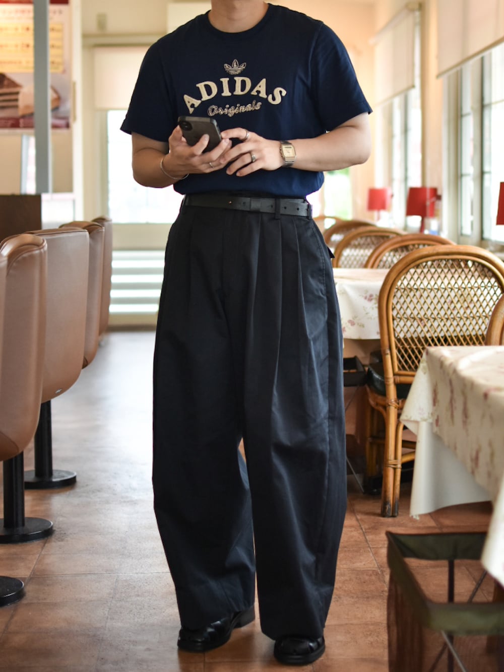 「adidas、adidas originals、アディダス、アディダスオリジナルス、アディダス(adidas)、ロゴT、ロゴ、カレッジロゴ、夏コーデ、Aライン、バギーパンツ、トレンド、低身長コーデ、韓国ファッション、休日コーデ」｜「adidas Originalsのadidas Originals/アディダス オリジナルス HTA TEE（Tシャツ/カットソー、ブルー系）」を使った、JUKIYA.さん（メンズ・162cm）の春コーディネートの1枚目の写真