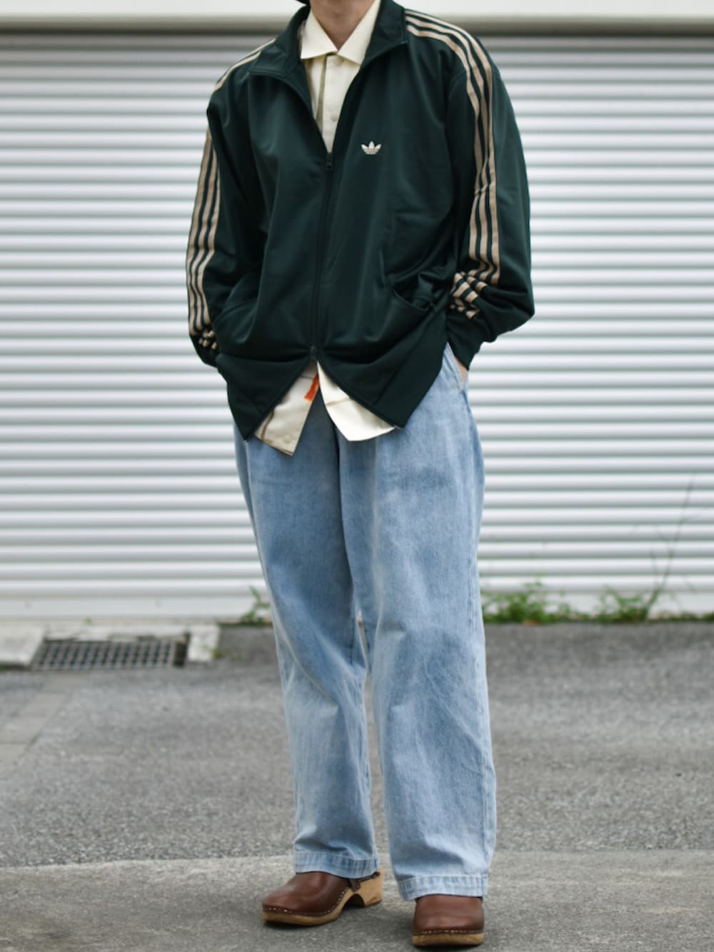 「秋服まるっと大公開、トラックジャケット、低身長、低身長コーデ、低身長男子、トレンド、adidas、adidas originals、アディダス、アディダスオリジナルス、ビンテージ、レトロ、90'sスタイル、デニム、秋コーデ」｜「adidasのadidas BB TRACKTOP / アディダス ベッケンバウアー トラックトップ（ジャージ、グリーン系）」を使った、JUKIYA.さん（メンズ・162cm）の秋コーディネートの1枚目の写真