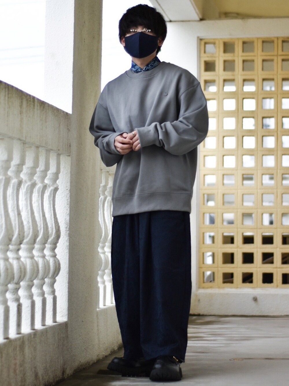 「adidas originals、休日コーデ、adidas、アディダスオリジナルス、アディダス、レトロ、70'sコーデ、スウェット、スウェットコーデ、スカーフ、ゆるコーデ、スポーツミックス、低身長、ビッグシルエット、低身長コーデ」｜「adidas Originalsの70年代風ミニトレフォイルロゴスウェット/ XXL / グレー，オレンジ（スウェット、グレー系）」を使った、JUKIYA.さん（メンズ・162cm）の春コーディネートの1枚目の写真