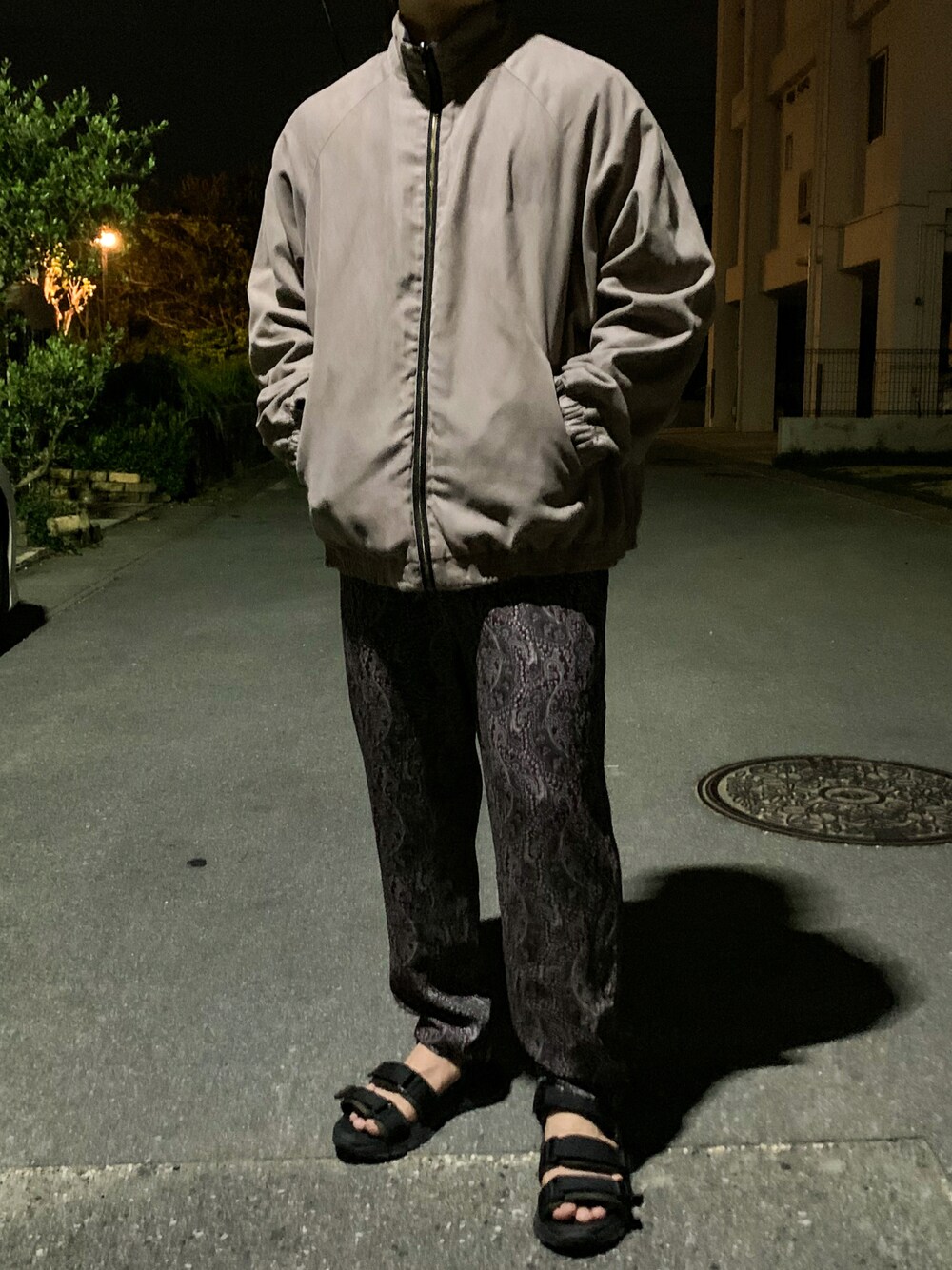 「ブルゾン、ブルゾンコーデ、SENSEOFPLACE、リバーシブル、ジップブルゾン、スエード、柄パンツ、ペイズリー、tk.TAKEO KIKUCHI、ラフ、ラフコーデ、いまどきジャケット写真、低身長、低身長コーデ、スポーツサンダル」｜「SENSE OF PLACE by URBAN RESEARCHのリバーシブルトラックジャケット（その他アウター、グレー系）」を使った、JUKIYA.さん（メンズ・162cm）の春コーディネートの1枚目の写真