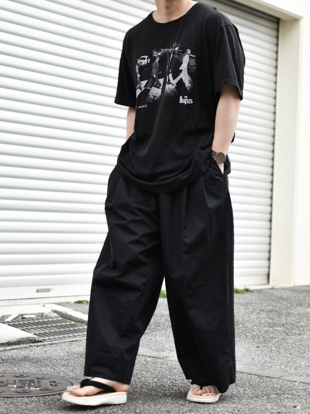 「古着MIX、シンプルコーデ、古着、古着コーデ、古着男子、古着好きな人と繋がりたい、オールブラック、オールブラックコーデ、バンドT、ビートルズ、トレンド、トレンドコーデ、低身長、低身長コーデ、低身長男子」｜「The Beatlesのアビーロード（Tシャツ/カットソー、ブラック系）」を使った、JUKIYA.さん（メンズ・162cm）の春コーディネートの1枚目の写真