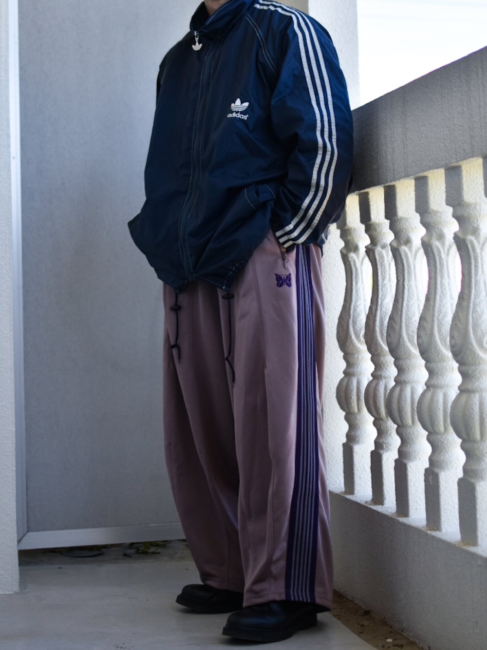 「秋っぽコーデ更新中、秋コーデ、秋のコーデ、秋、adidas、adidas originals、NEEDLES、ナイロンジャケット、ヒザデルパンツ、トラックパンツ、スポーツミックス、トレンド、トレンドコーデ、低身長、低身長コーデ」｜「adidas Originalsの80s（ナイロンジャケット、ブルー系）」を使った、JUKIYA.さん（メンズ・162cm）の秋コーディネートの1枚目の写真