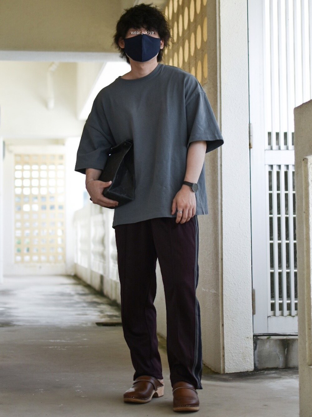 「厚底シューズ、厚底サンダル、厚底、サボ、サボサンダル、MOHEDA TOFFELN、トラックパンツ、Tシャツ、Tシャツコーデ、ラフ、ラフコーデ、ラフスタイル、シンプル、低身長コーデ、低身長」｜「remerのloose basic Tee/ルーズベーシックT（Tシャツ/カットソー、グレー系）」を使った、JUKIYA.さん（メンズ・162cm）の夏コーディネートの1枚目の写真